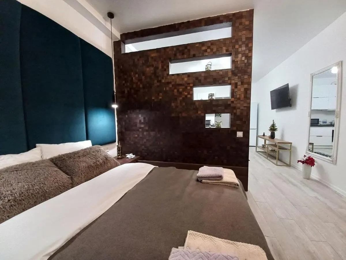 Sweet Home Киев 0*,  Украина